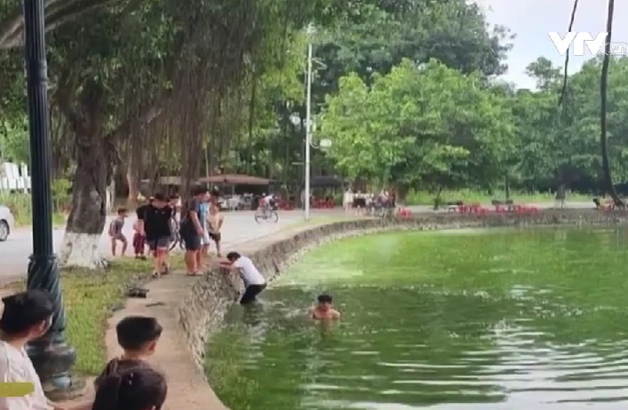 Hà Nội: Lái xe taxi cứu sống hai cháu nhỏ rơi xuống hồ nước - Ảnh 1.
