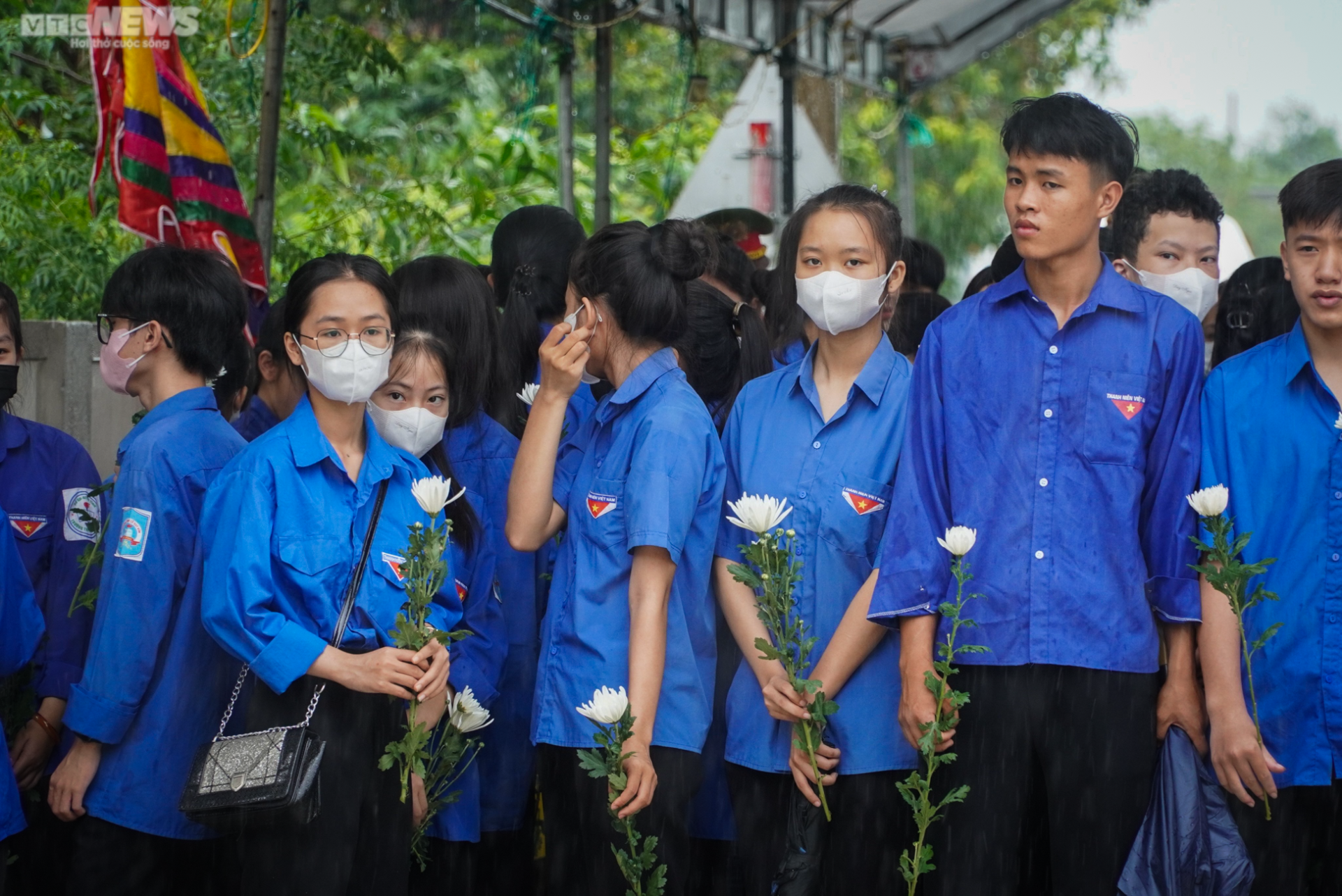 Dòng người khóc nấc dưới mưa đón linh cữu liệt sĩ Lê Ánh Sáng về quê mẹ - Ảnh 7.