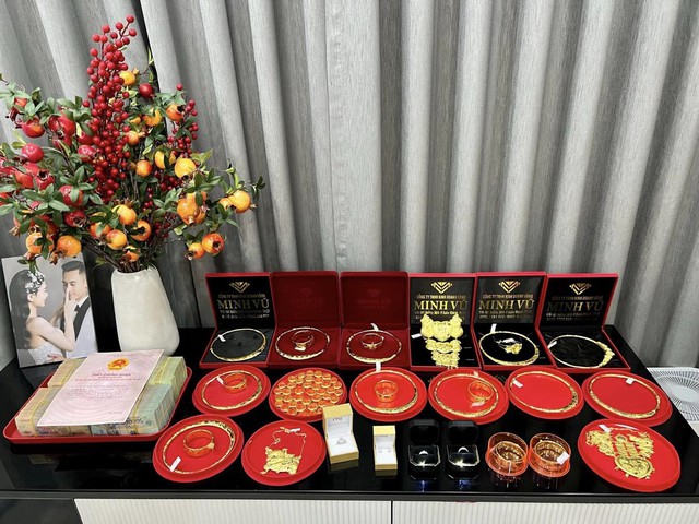 Cô dâu Quảng Ninh nhận hồi môn vàng cả ký, tiền bó từng cọc xếp cạnh sổ đỏ - Ảnh 2. Cô dâu Quảng Ninh nhận hồi môn vàng cả ký, tiền bó từng cọc xếp cạnh sổ đỏ - Ảnh 2.