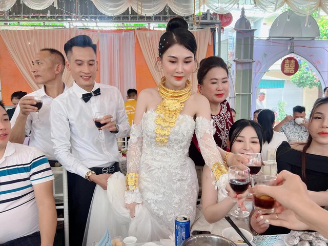 Cô dâu Quảng Ninh nhận hồi môn vàng cả ký, tiền bó từng cọc xếp cạnh sổ đỏ - Ảnh 1. Cô dâu Quảng Ninh nhận hồi môn vàng cả ký, tiền bó từng cọc xếp cạnh sổ đỏ - Ảnh 1.