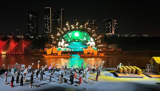 Hé lộ sân khấu chương trình nghệ thuật đặc biệt “Dòng sông kể chuyện&quot; bên sông Sài Gòn - Ảnh 2.