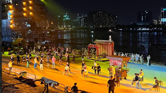 Hé lộ sân khấu chương trình nghệ thuật đặc biệt “Dòng sông kể chuyện&quot; bên sông Sài Gòn - Ảnh 1.