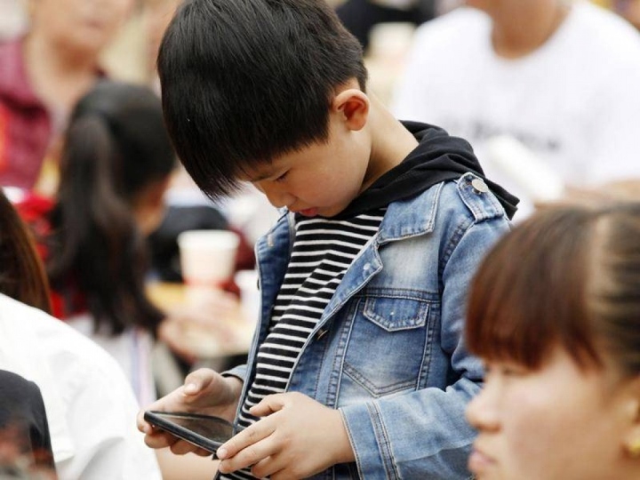 Trung Quốc xem xét giới hạn trẻ em sử dụng điện thoại trong 2 giờ - Ảnh 1.