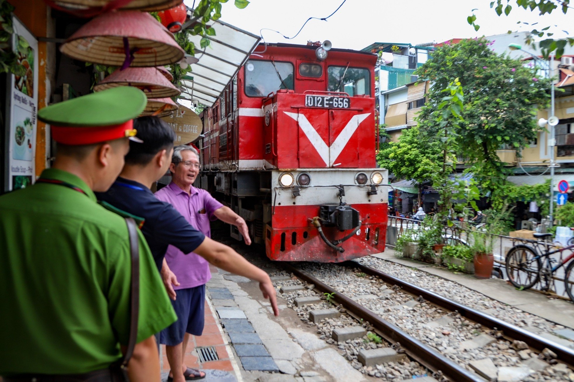 Hà Nội siết chặt quản lý &quot;phố cà phê đường tàu&quot; dịp lễ 2/9 - Ảnh 11.