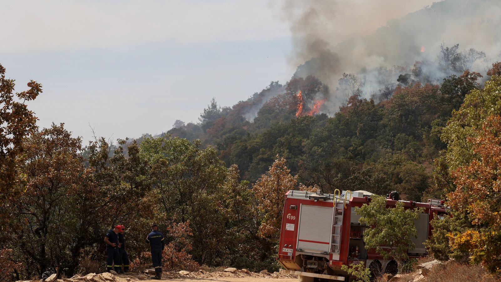Lính cứu hỏa ở Hy Lạp chiến đấu với đám cháy rừng lớn nhất từng được ghi nhận ở EU - Ảnh 1.
