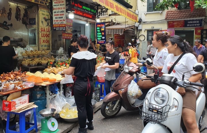 Đủ món hàng bắt mắt tại chợ 'nhà giàu' Hà Nội ngày Rằm tháng Bảy - Ảnh 4.