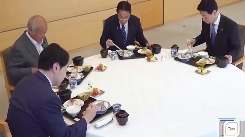 Bữa trưa với hải sản từ Fukushima của Thủ tướng Nhật Bản - Ảnh 1.
