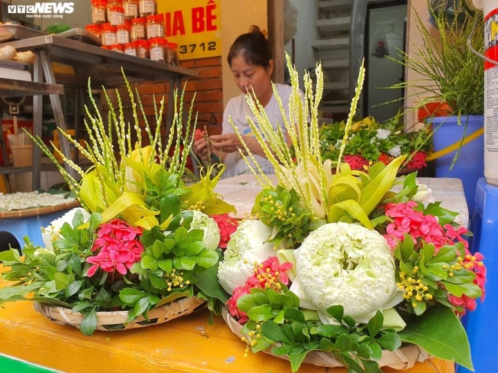 Đủ món hàng bắt mắt tại chợ 'nhà giàu' Hà Nội ngày Rằm tháng Bảy - Ảnh 11.