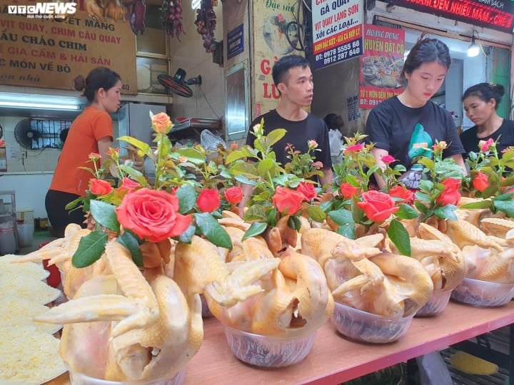 Đủ món hàng bắt mắt tại chợ 'nhà giàu' Hà Nội ngày Rằm tháng Bảy - Ảnh 3.