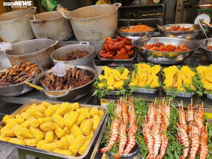 Đủ món hàng bắt mắt tại chợ 'nhà giàu' Hà Nội ngày Rằm tháng Bảy - Ảnh 10.