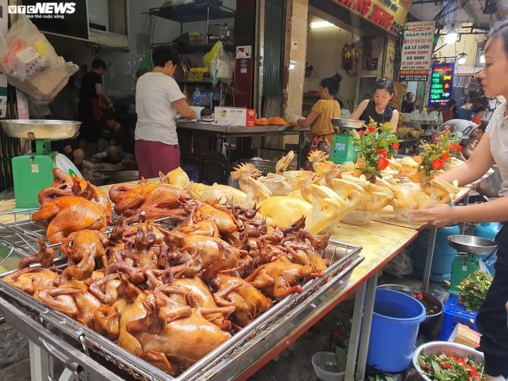Đủ món hàng bắt mắt tại chợ 'nhà giàu' Hà Nội ngày Rằm tháng Bảy - Ảnh 9.