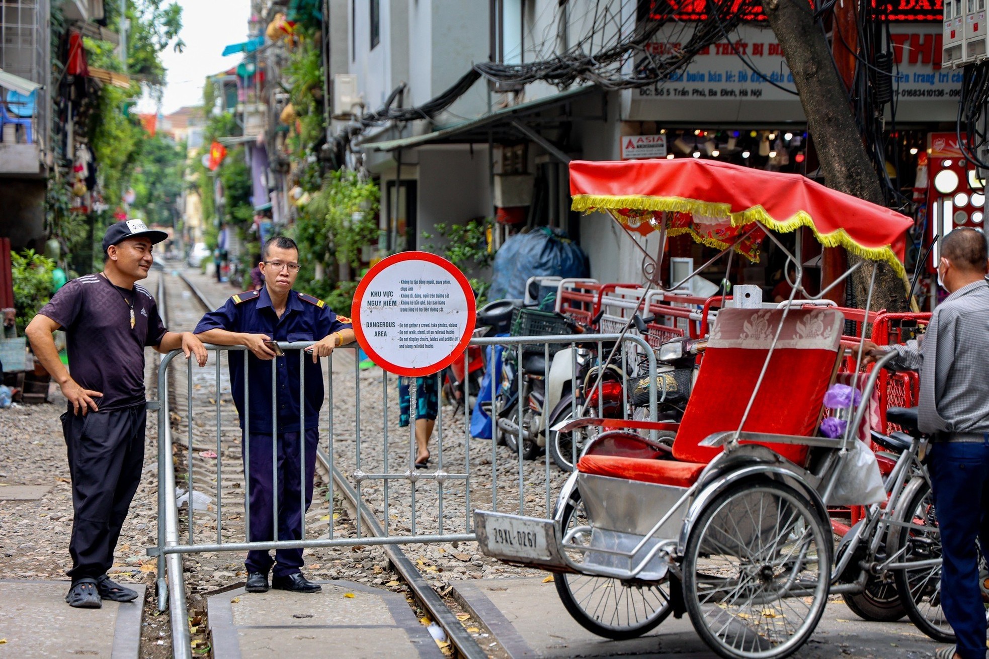 Hà Nội siết chặt quản lý &quot;phố cà phê đường tàu&quot; dịp lễ 2/9 - Ảnh 1.