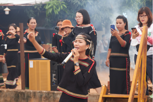 H’Hen Niê: Tôi sẽ tiếp tục kết nối mọi người và thực hiện các dự án cộng đồng cho đến khi không làm được nữa - Ảnh 1.