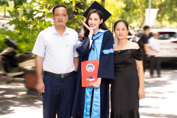 Hoa hậu Đỗ Hà rạng rỡ trong ngày tốt nghiệp Đại học, chuẩn bị làm doanh nhân - Ảnh 1.