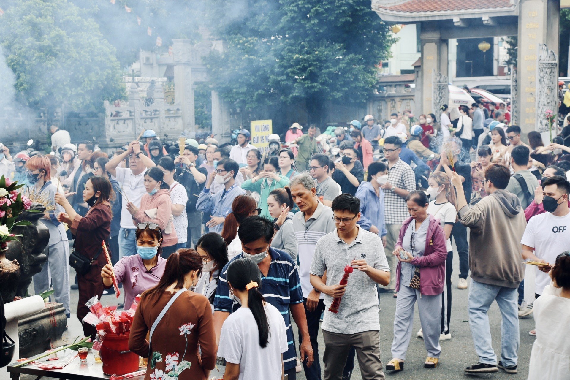 Mưa nắng bất chợt, người dân TP.HCM vẫn chen nhau đi lễ chùa ngày Vu lan báo hiếu - Ảnh 1.