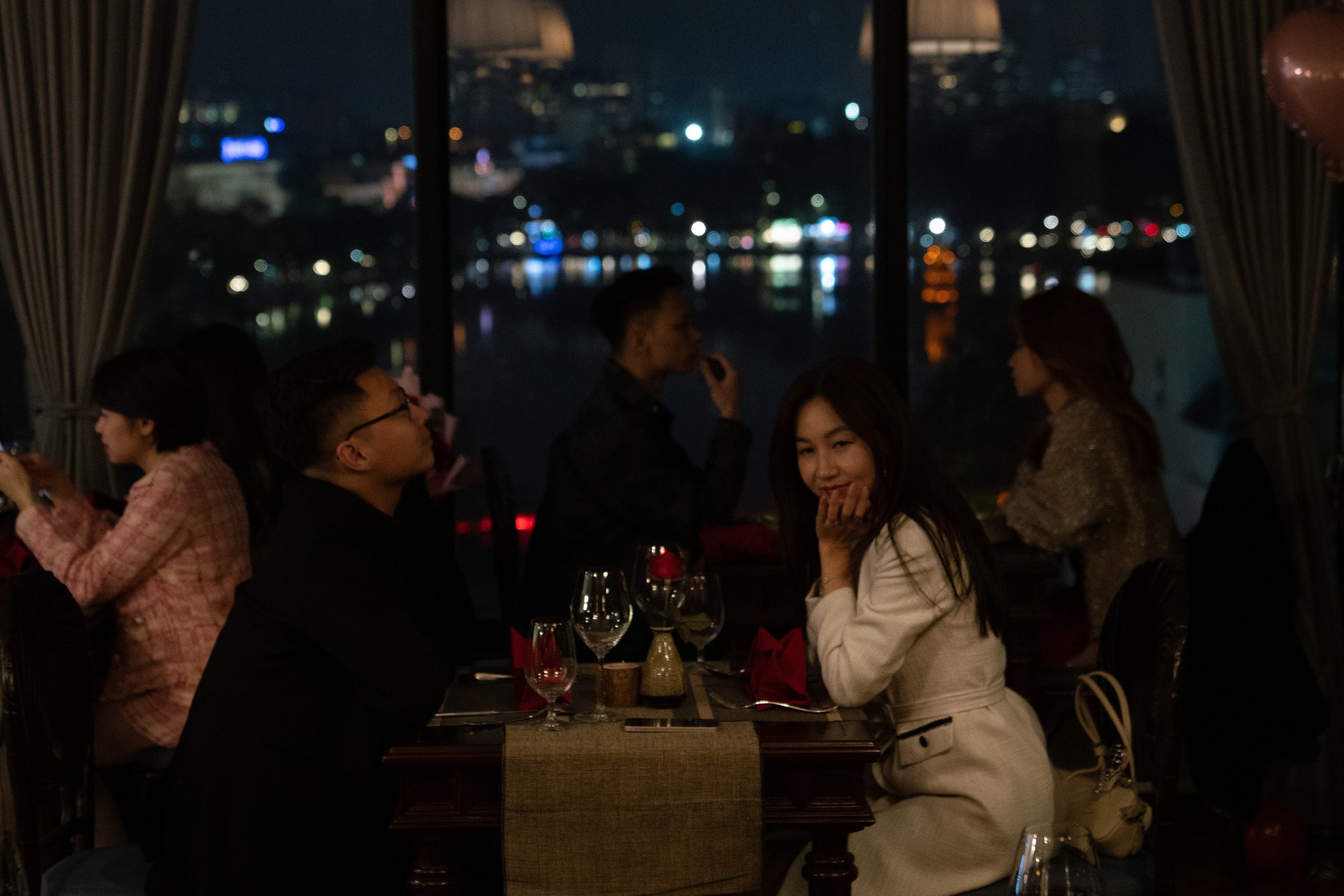 Xu hướng &quot;Blind Date&quot; của nhiều nữ văn phòng hiện nay: Tan sở đến nhà hàng, quán cà phê tìm bạn trò chuyện và cơ hội &quot;thoát ế&quot; - Ảnh 3.