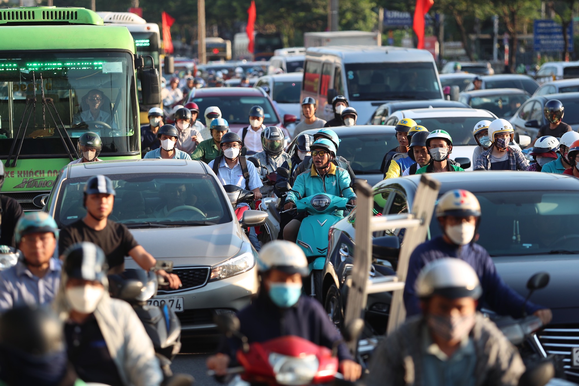 Hàng nghìn người rời Hà Nội về quê nghỉ lễ, nhiều tuyến đường ùn tắc kéo dài - Ảnh 4.