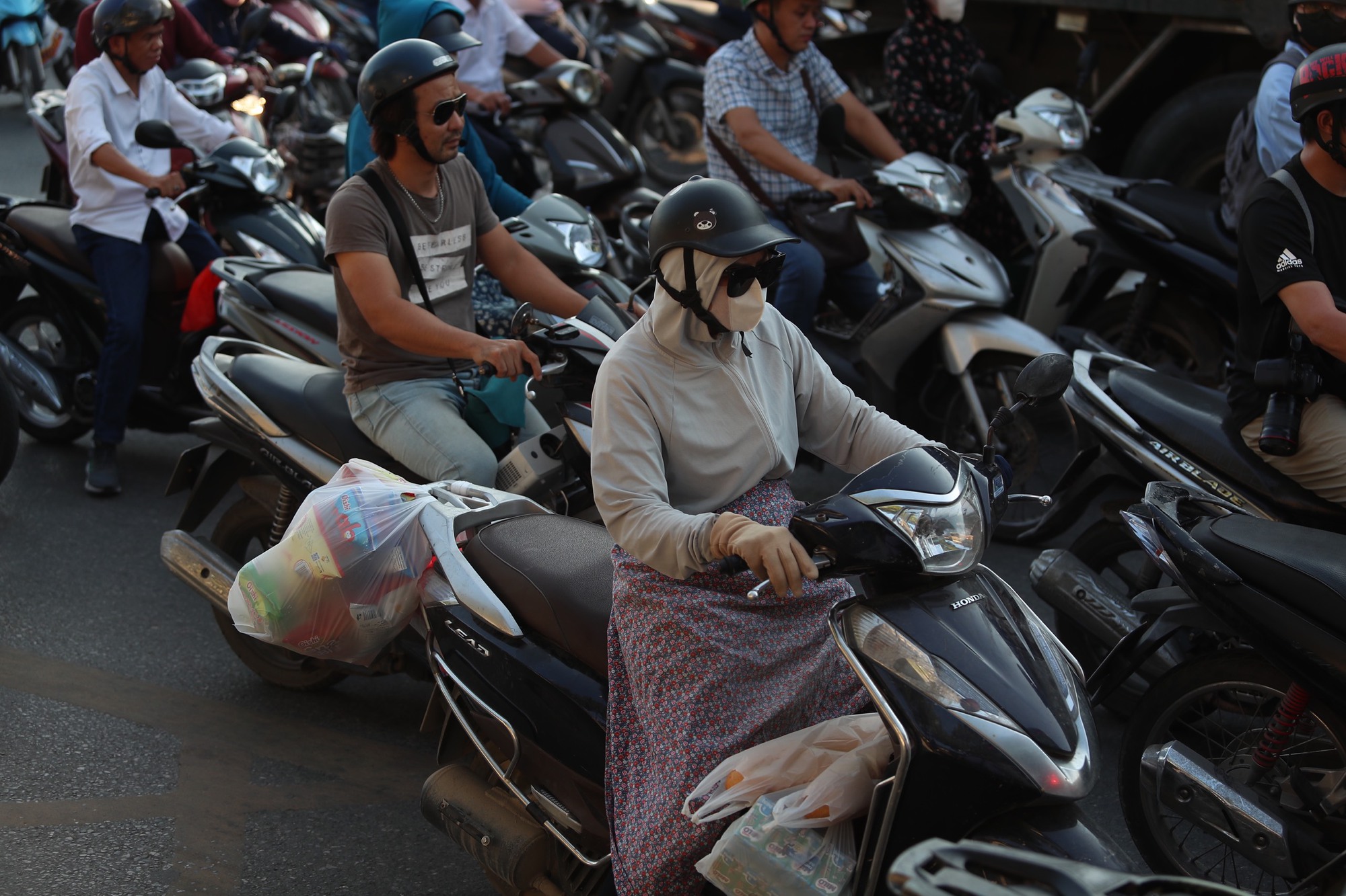 Hàng nghìn người rời Hà Nội về quê nghỉ lễ, nhiều tuyến đường ùn tắc kéo dài - Ảnh 2.