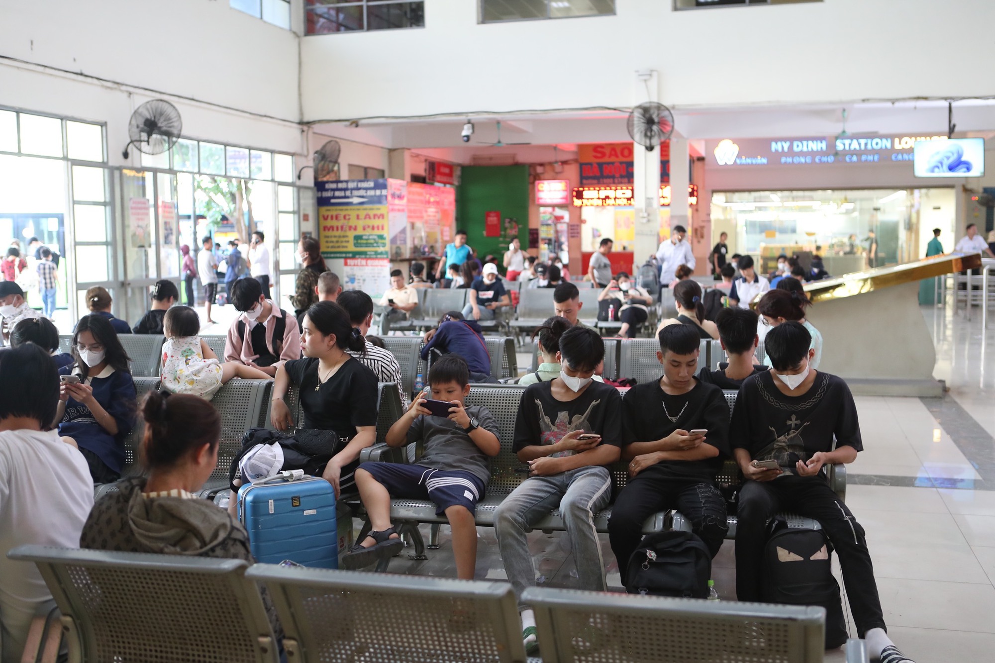 Hàng nghìn người rời Hà Nội về quê nghỉ lễ, nhiều tuyến đường ùn tắc kéo dài - Ảnh 9.