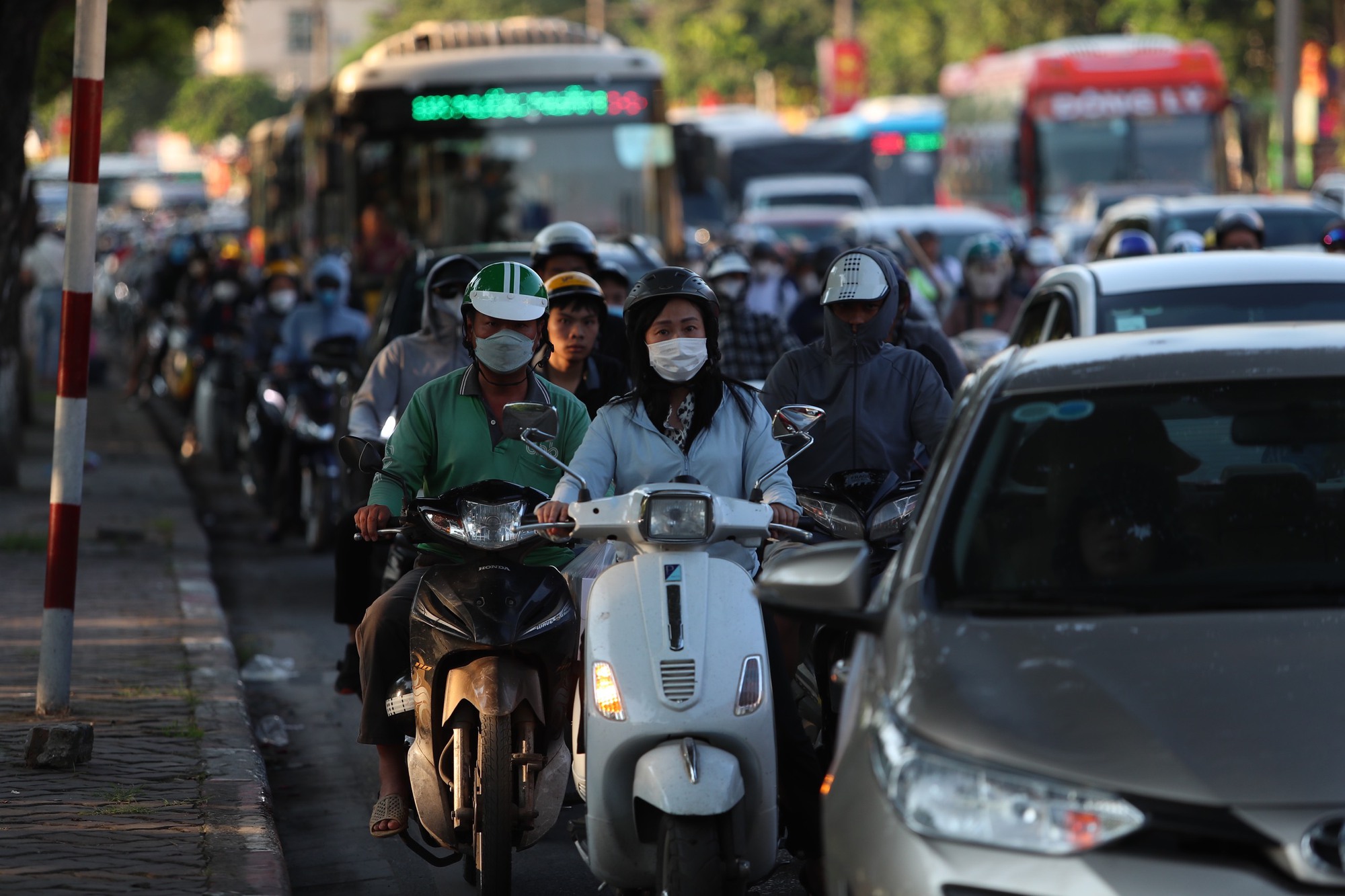 Hàng nghìn người rời Hà Nội về quê nghỉ lễ, nhiều tuyến đường ùn tắc kéo dài - Ảnh 3.