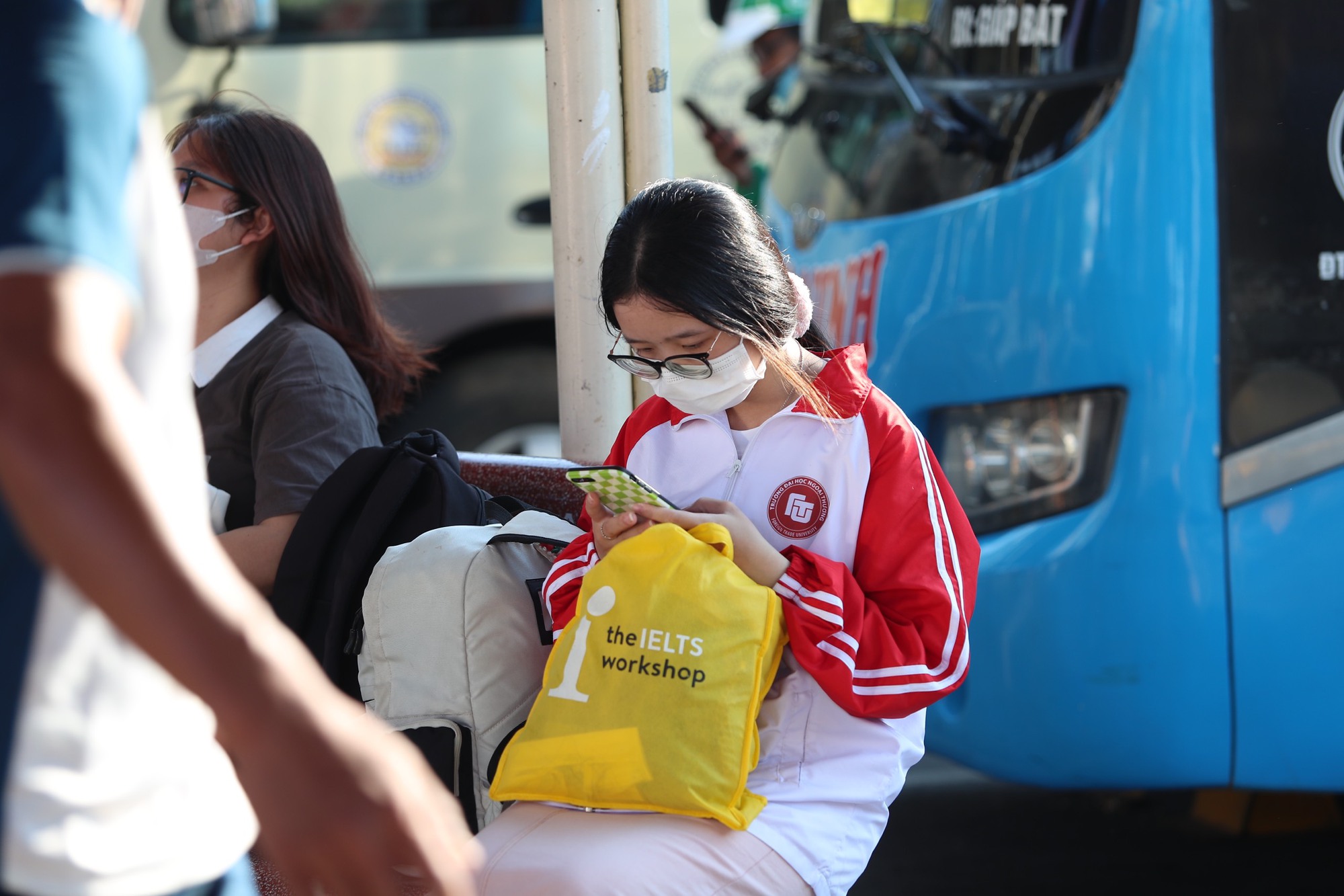 Hàng nghìn người rời Hà Nội về quê nghỉ lễ, nhiều tuyến đường ùn tắc kéo dài - Ảnh 11.