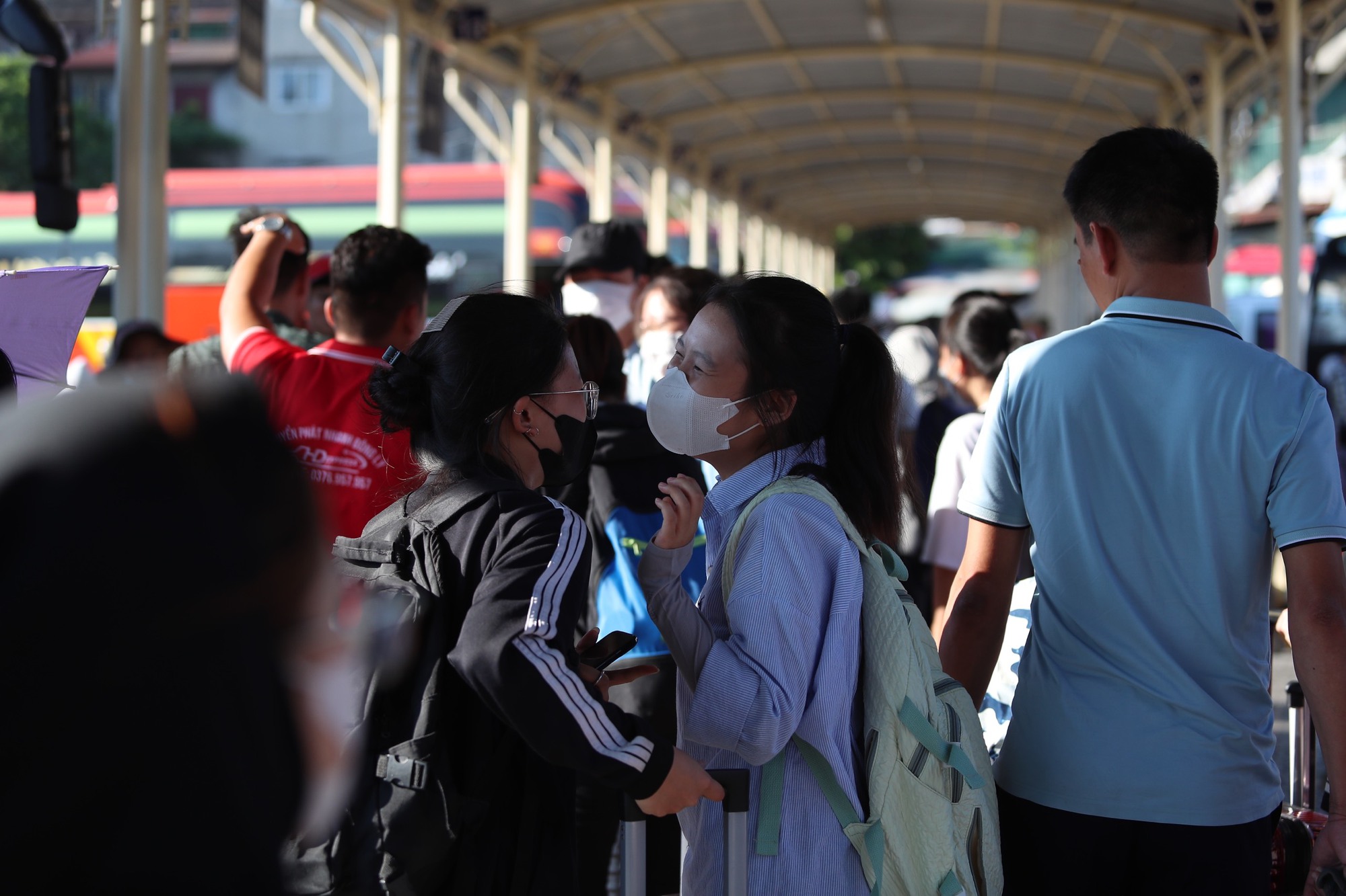 Hàng nghìn người rời Hà Nội về quê nghỉ lễ, nhiều tuyến đường ùn tắc kéo dài - Ảnh 10.