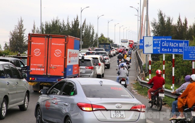 Cấm xe ba trục qua cầu Rạch Miễu giờ cao điểm dịp lễ 2/9 - Ảnh 1. Cấm xe ba trục qua cầu Rạch Miễu giờ cao điểm dịp lễ 2/9 - Ảnh 1.
