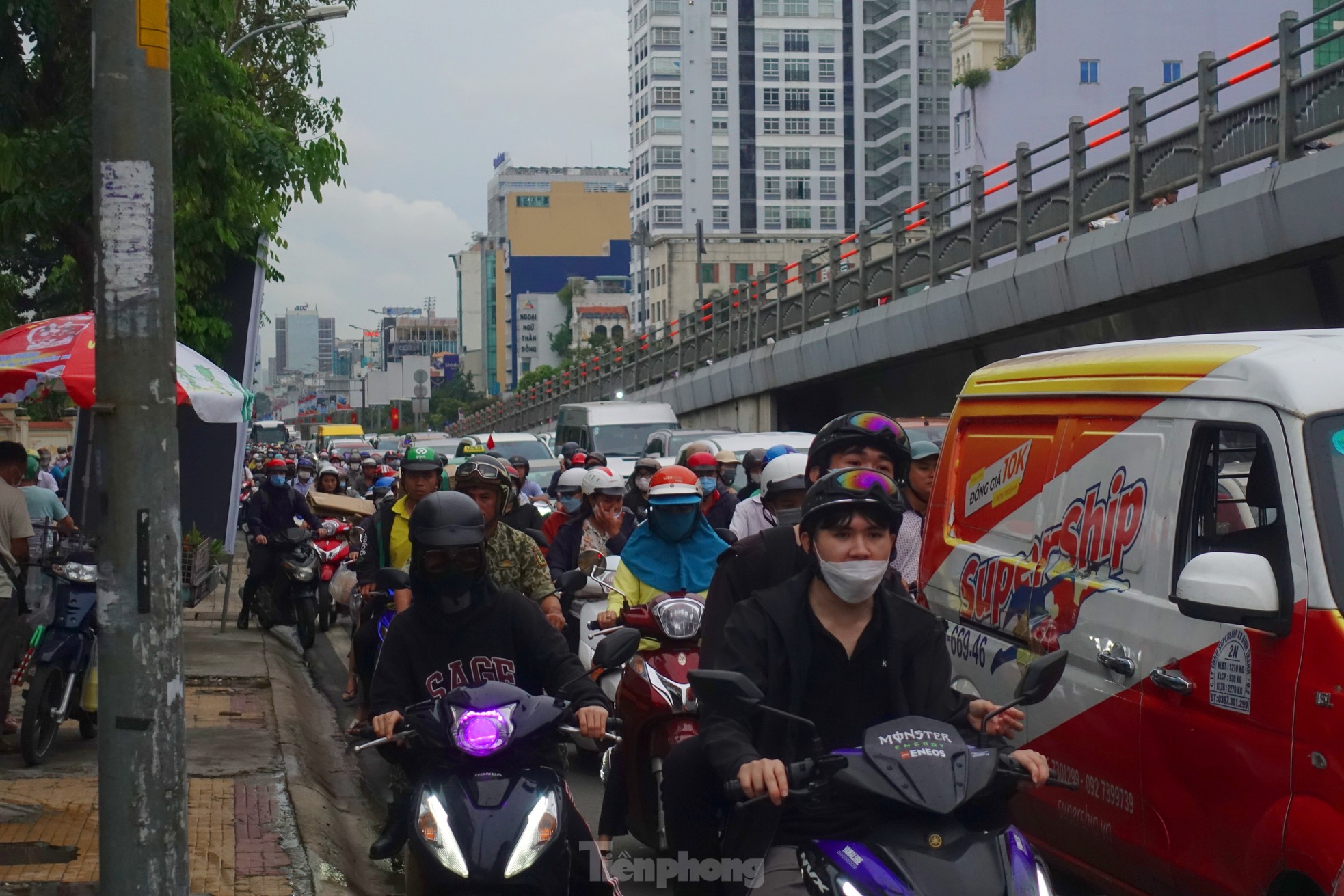 &quot;Mướt mồ hôi&quot; qua cửa ngõ sân bay Tân Sơn Nhất - Ảnh 5.