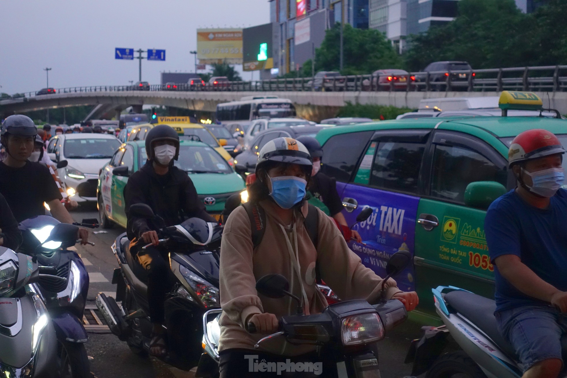 &quot;Mướt mồ hôi&quot; qua cửa ngõ sân bay Tân Sơn Nhất - Ảnh 6.