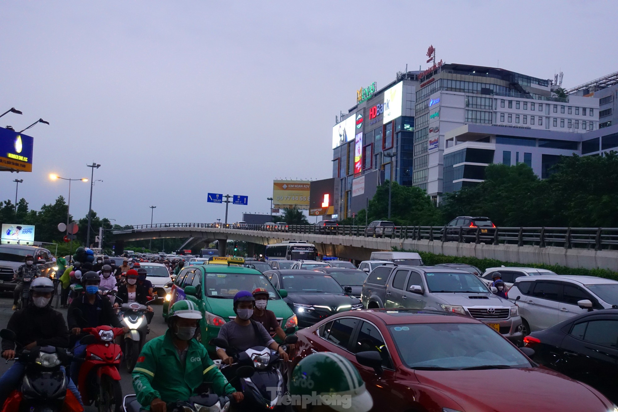 &quot;Mướt mồ hôi&quot; qua cửa ngõ sân bay Tân Sơn Nhất - Ảnh 2.