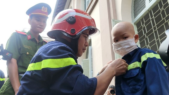 30 chiến sĩ công an giúp cậu bé ung thư thực hiện ước mơ làm lính cứu hỏa - Ảnh 1. 30 chiến sĩ công an giúp cậu bé ung thư thực hiện ước mơ làm lính cứu hỏa - Ảnh 1.