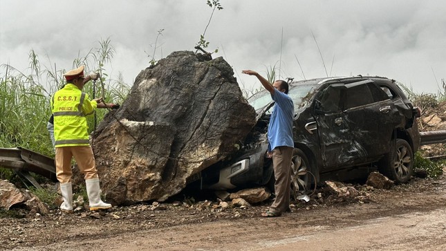 Kinh hoàng khoảnh khắc tảng đá rơi từ đỉnh núi đè bẹp ô tô ở đèo Thung Khe - Ảnh 2.