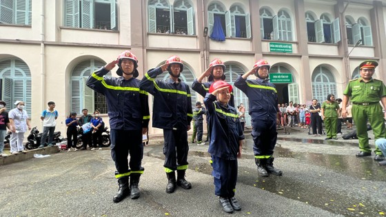 30 chiến sĩ công an giúp cậu bé ung thư thực hiện ước mơ làm lính cứu hỏa - Ảnh 3. 30 chiến sĩ công an giúp cậu bé ung thư thực hiện ước mơ làm lính cứu hỏa - Ảnh 3.