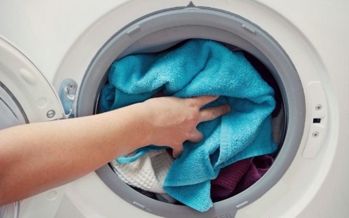 Vì sao giặt quần áo tại nhà không thơm lâu như ngoài tiệm? - Ảnh 3. Vì sao giặt quần áo tại nhà không thơm lâu như ngoài tiệm? - Ảnh 3.