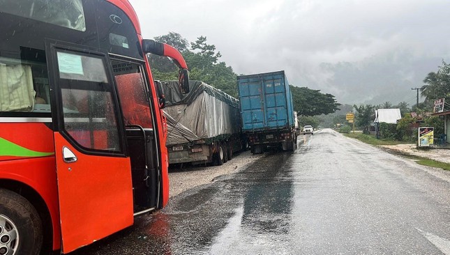 Đường độc đạo từ Lào về bị sạt lở, nhiều phương tiện bị vùi lấp, có người mất tích - Ảnh 6.