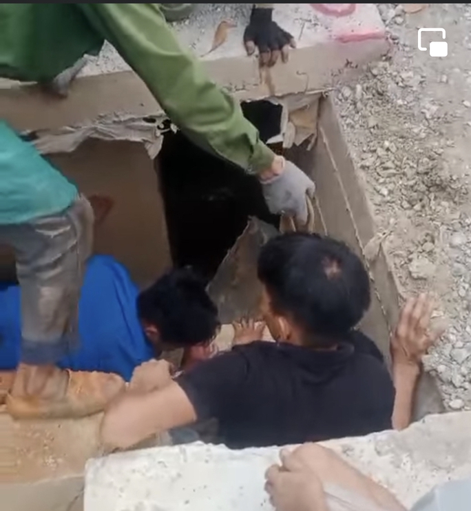 Nữ điều dưỡng rơi xuống hố sâu thi công - Ảnh 1. Nữ điều dưỡng rơi xuống hố sâu thi công - Ảnh 1.