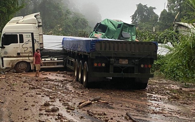 Đường độc đạo từ Lào về bị sạt lở, nhiều phương tiện bị vùi lấp, có người mất tích - Ảnh 2.