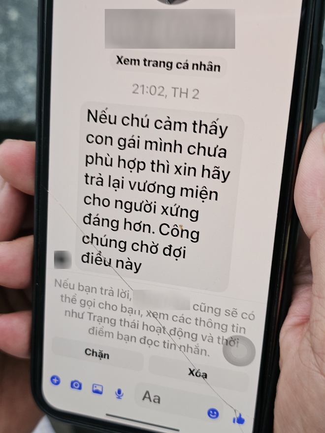 Bố Ý Nhi nghẹn ngào tiết lộ nhận loạt tin nhắn yêu cầu con gái từ bỏ vương miện: \'\'Thú thực là tôi rất buồn...