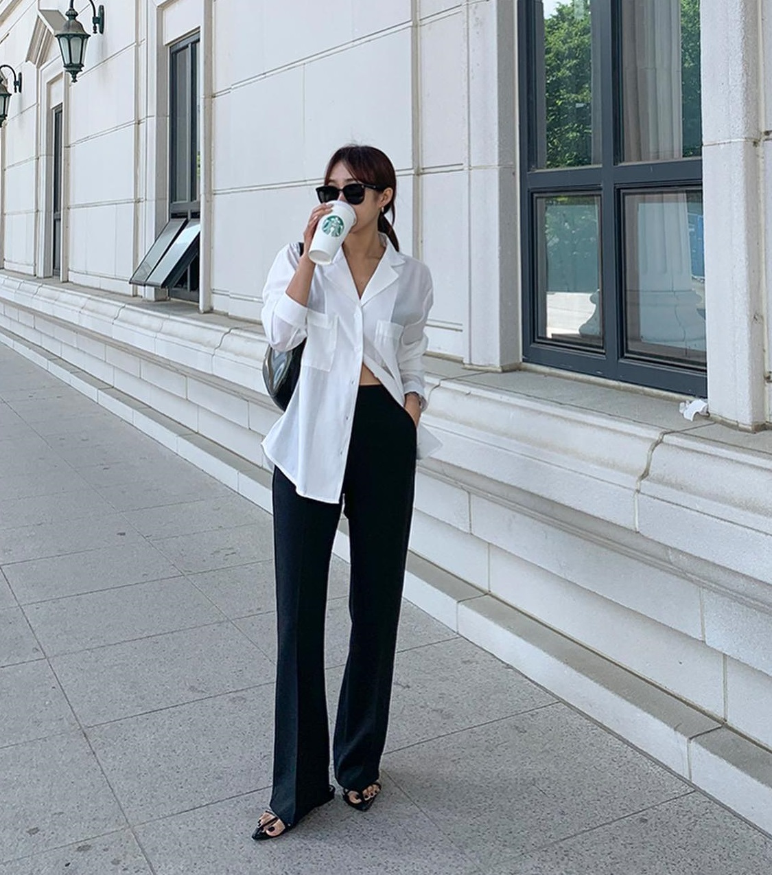 10 cách phối áo trắng với quần đen giúp bạn mặc đẹp trong tích tắc - Ảnh 2.
