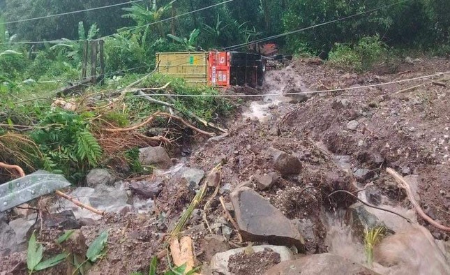 Chưa thông tuyến đường từ Lào đi cửa khẩu quốc tế Cầu Treo - Ảnh 3.