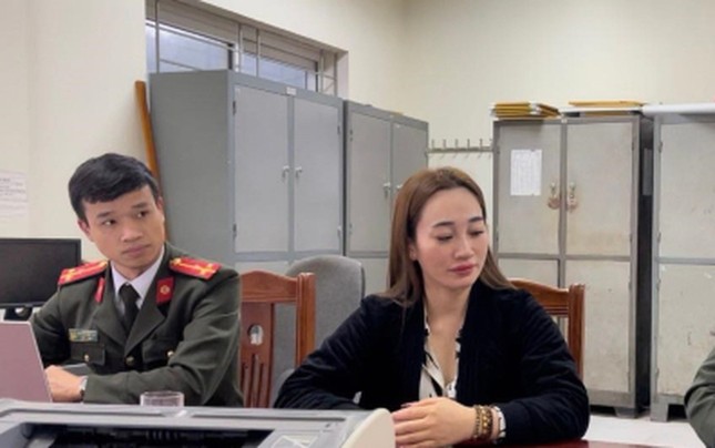 Cô đồng bổ cau tung tin gia chủ bị yểm bùa để lừa tiền "di cung hoán số" - Ảnh 2. Cô đồng bổ cau tung tin gia chủ bị yểm bùa để lừa tiền "di cung hoán số" - Ảnh 2.
