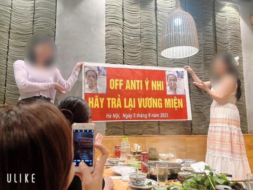 Netizen không đồng tình trước hình ảnh buổi offline hội antifan Hoa hậu Ý Nhi, có cả băng rôn đòi tước vương miện - Ảnh 1.