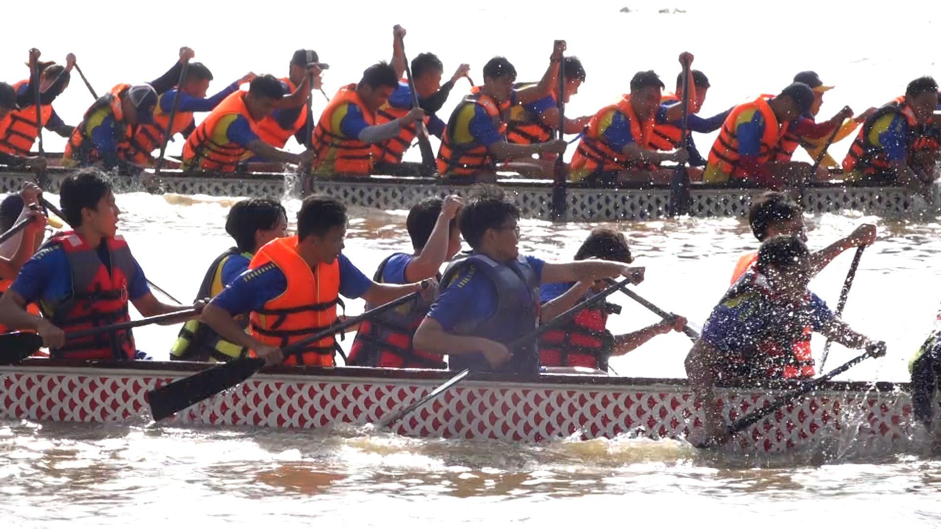 Người dân háo hức tập trung xem đua thuyền truyền thống trên sông Sài Gòn - Ảnh 3.