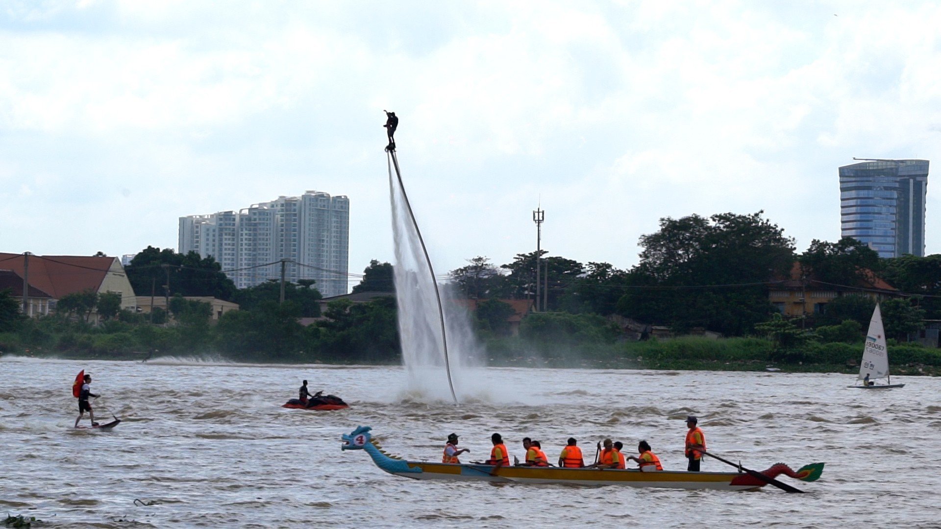 Người dân háo hức tập trung xem đua thuyền truyền thống trên sông Sài Gòn - Ảnh 6.
