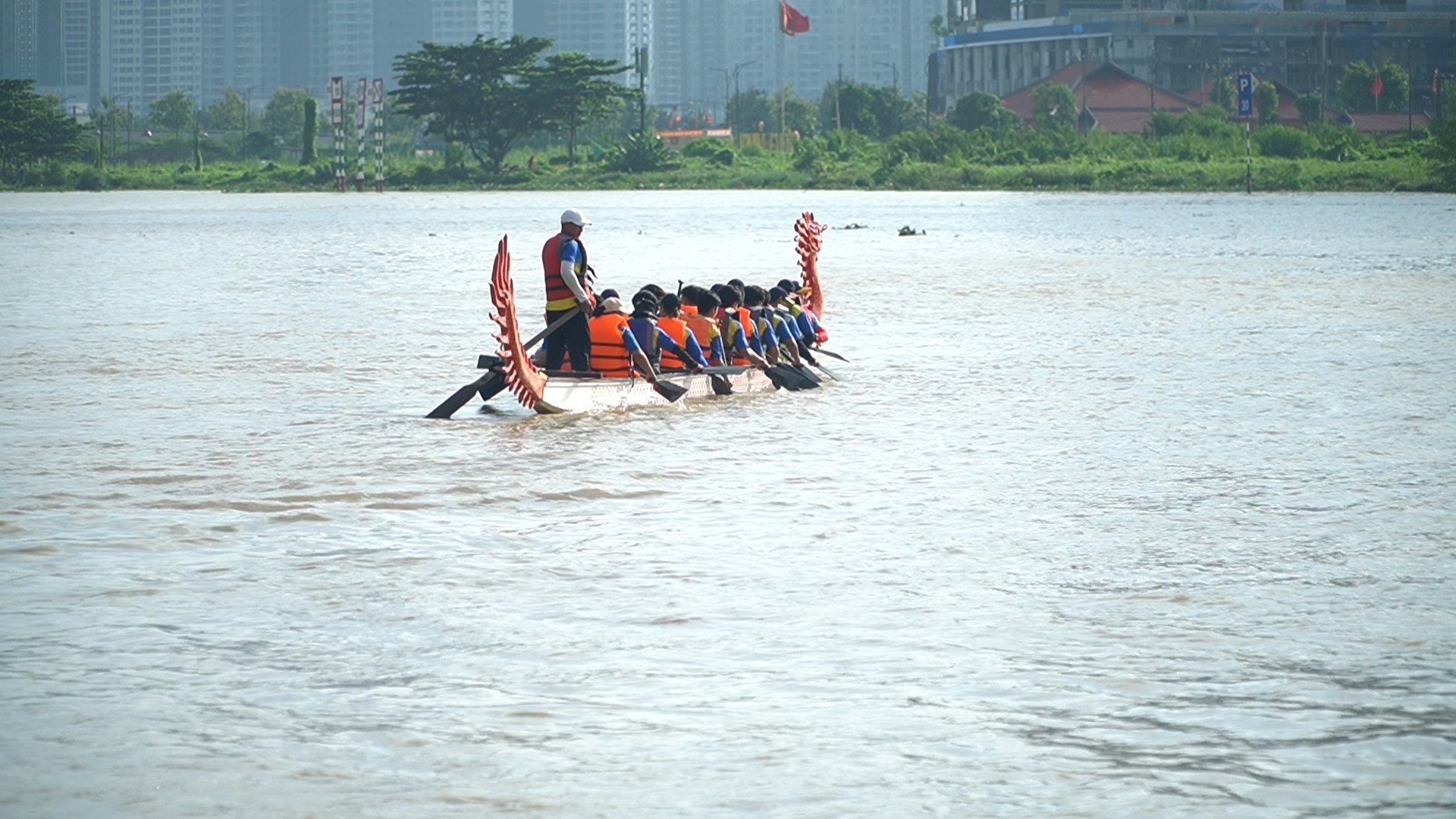 Người dân háo hức tập trung xem đua thuyền truyền thống trên sông Sài Gòn - Ảnh 5.