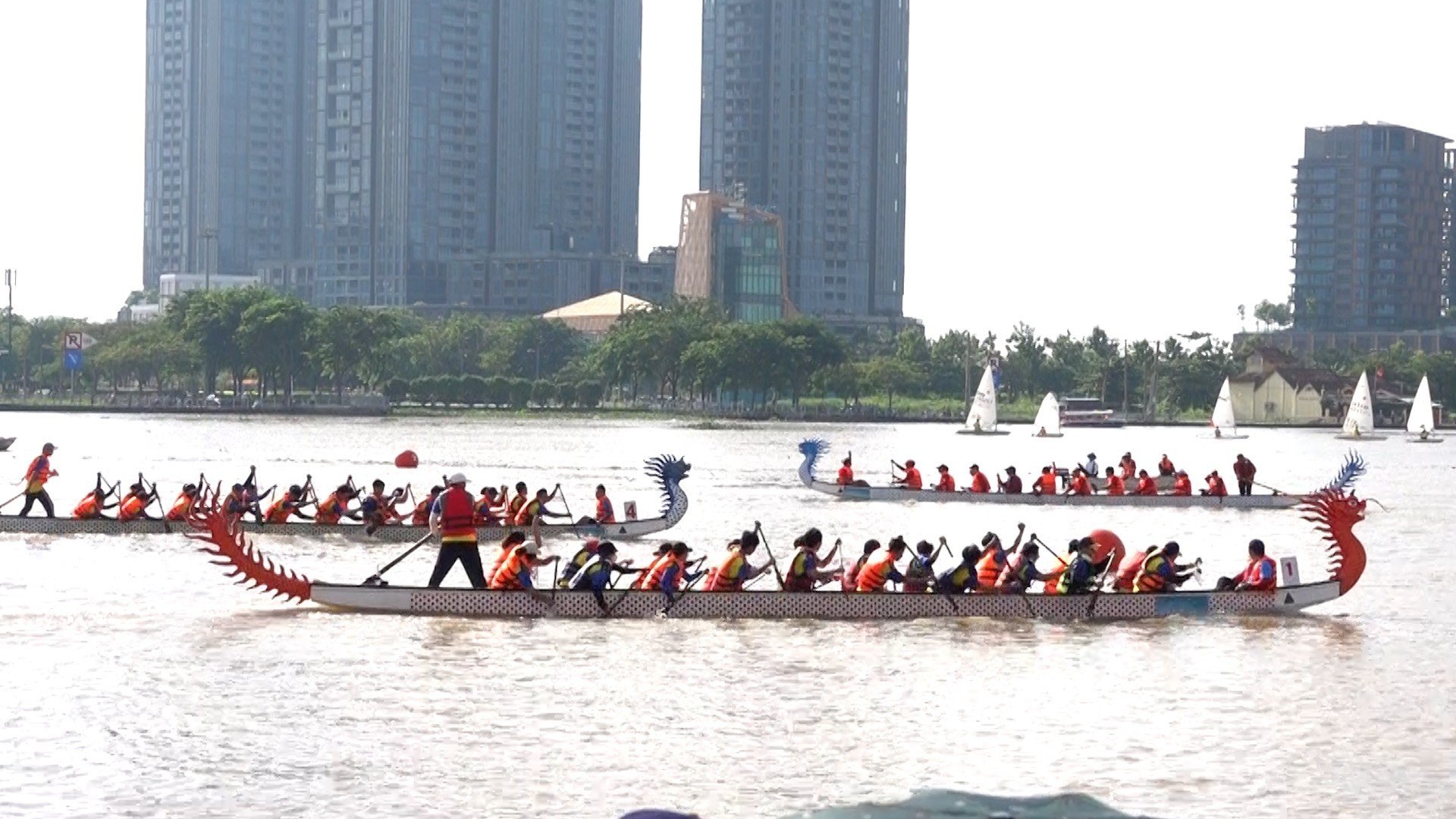 Người dân háo hức tập trung xem đua thuyền truyền thống trên sông Sài Gòn - Ảnh 4.