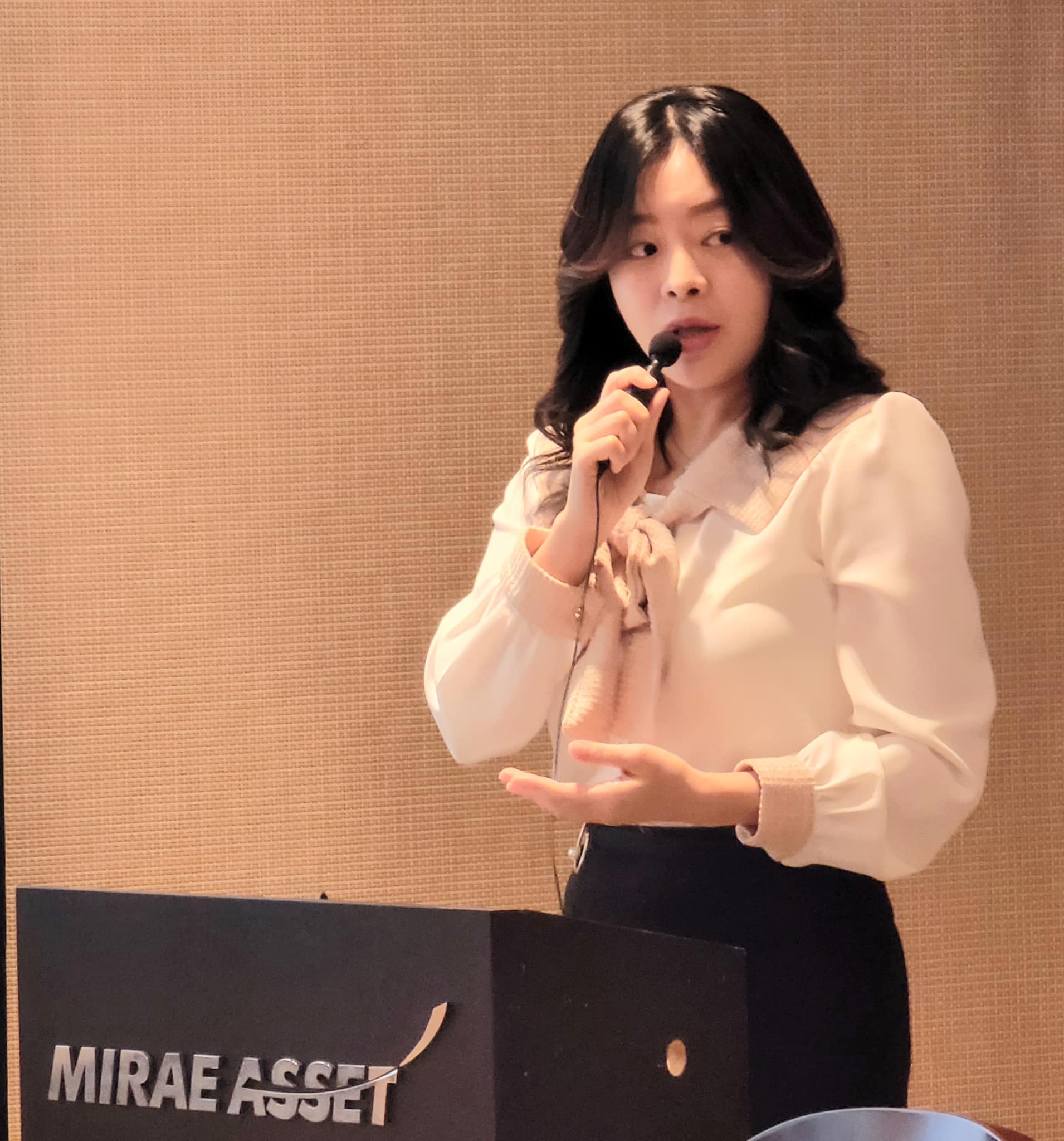 Nữ diễn viên Yeo Min Jung có màn lộ hàng gây sốc bậc nhất lịch sử thảm đỏ Kbiz bỗng thành giáo sư - Ảnh 3.