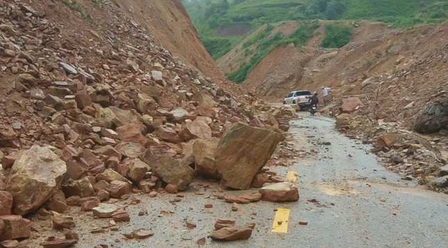 Mưa lũ &quot;nuốt chửng&quot; nhiều tuyến đường ở Tây Bắc, gây thiệt hại nặng - Ảnh 2.