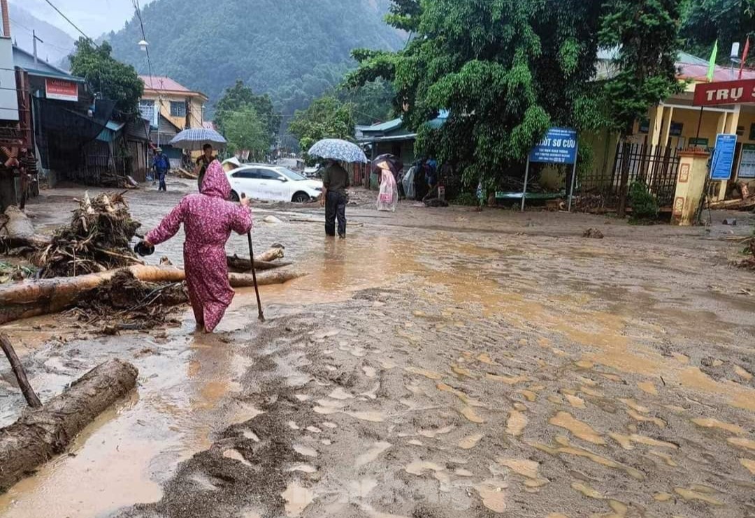 Hình ảnh bên trong hai xã bị cô lập do mưa lũ ở Yên Bái - Ảnh 1.