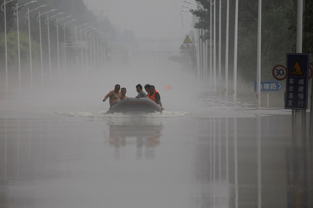 Thêm nhiều người thiệt mạng do mưa lũ, Trung Quốc nâng mức cảnh báo - Ảnh 2.